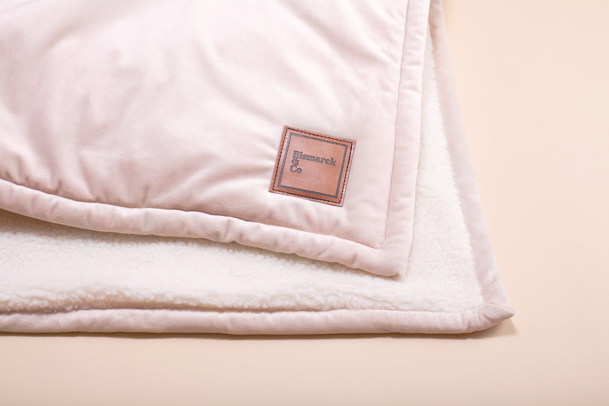 Weiche Samt-Sherpa-Matte in Karamell