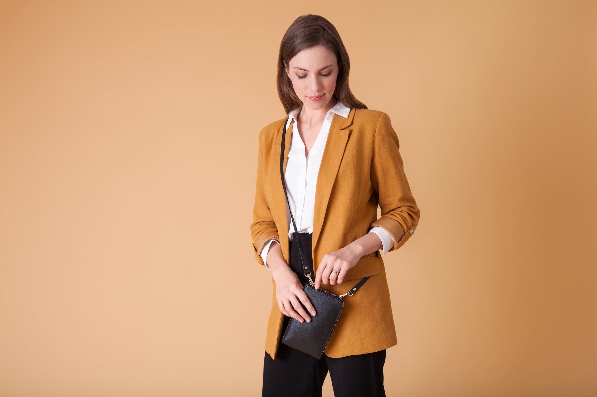 Cross-Body Umhängetasche aus Leder in Schwarz