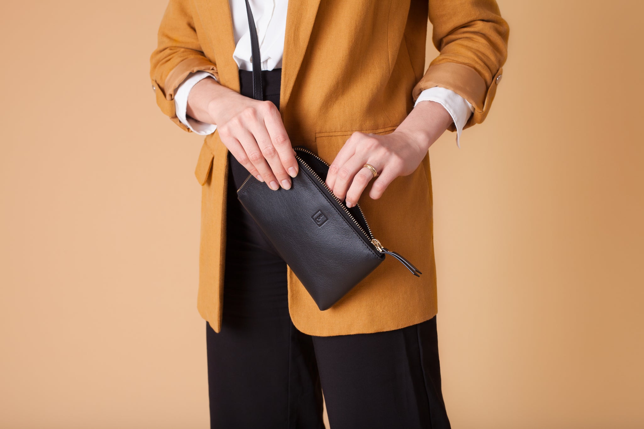 Cross-Body Umhängetasche aus Leder in Schwarz